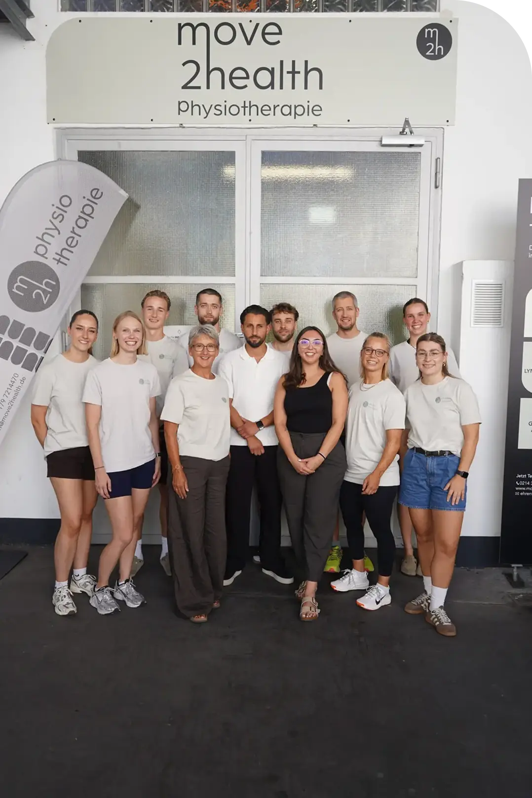 Das Move2Health-Team vor der Praxis in Ehrenfeld
